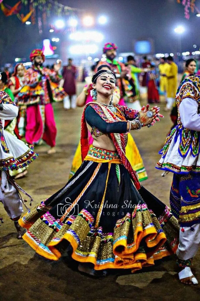 ✨ नवरात्रि स्पेशल आउटफिट्स 2025-गरबा और डांडिया नाइट्स के लिए फैशन गाइड